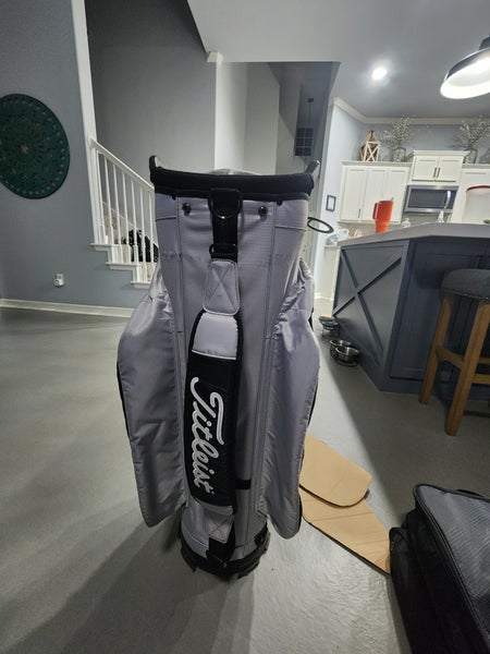 Men's Titleist Bag (Barely Used)