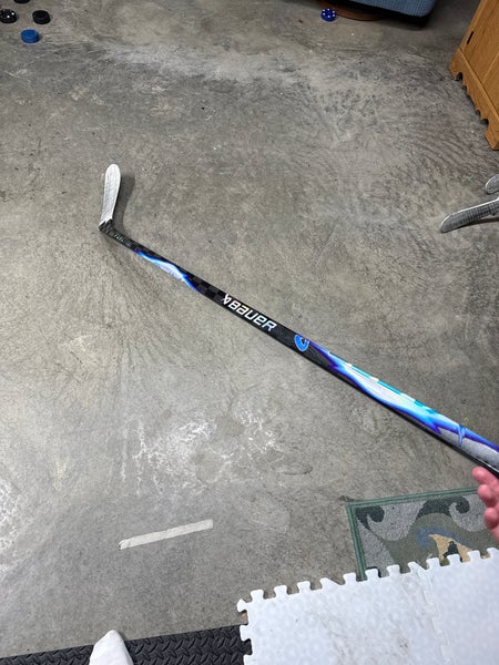 Senior Bauer Vapor FlyLite Right Handed Hockey Stick P28 65 Flex (Used one time)