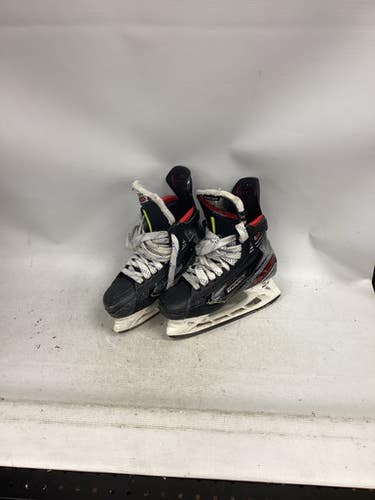 Used Bauer VAPOR 2 X Intermediate Hockey Skate Intermediate 4.0 11851-S000039957