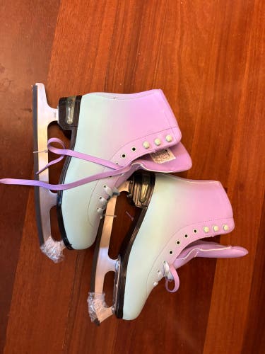 Figure Skates B Adult 8 (New)