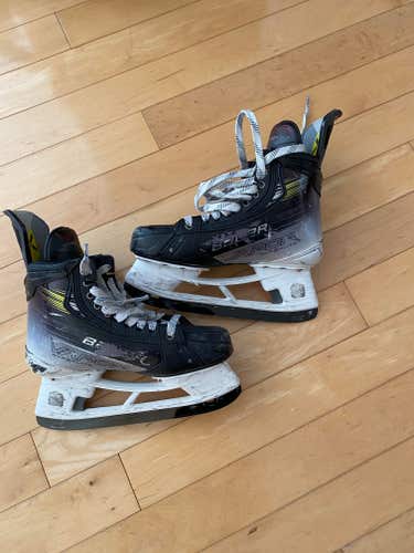 2024 Bauer Vapor Hyperlite 2 Hockey Skates Regular Width 8 (Used)