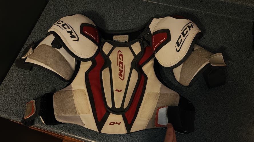 Men's Large Senior CCM Shoulder Pads (Used)