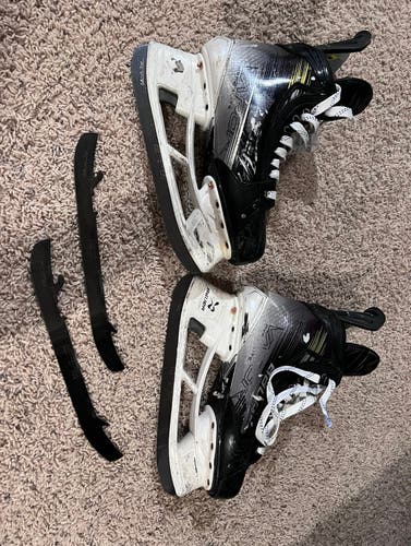 2023 Bauer Vapor Hyperlite 2 Hockey Skates Regular Width 7.5 (Used)
