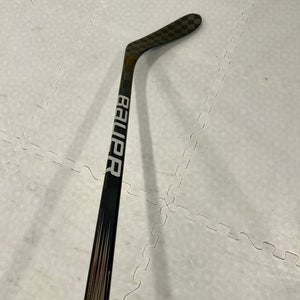 Senior Bauer Vapor Hyperlite 2 Right Handed Hockey Stick P28 77 Flex (Used)