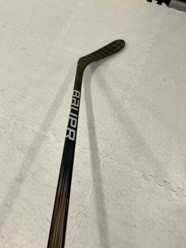 Senior Bauer Vapor Hyperlite 2 Right Handed Hockey Stick P28 77 Flex (Used)