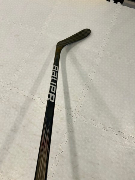 Senior Bauer Vapor Hyperlite 2 Right Handed Hockey Stick P28 77 Flex (Used)
