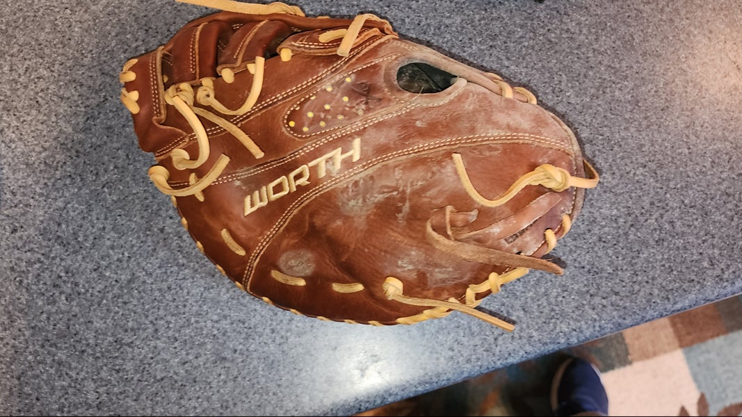 Worth RH Catcher's Baseball Glove (Used)