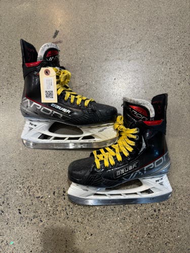 Intermediate Bauer Vapor 3X Hockey Skates Size 5.5 (Used)