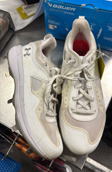 Under Armour Charged low top (Used) Size M 9.0 (W 10.0) White Adult mens size 9 metal