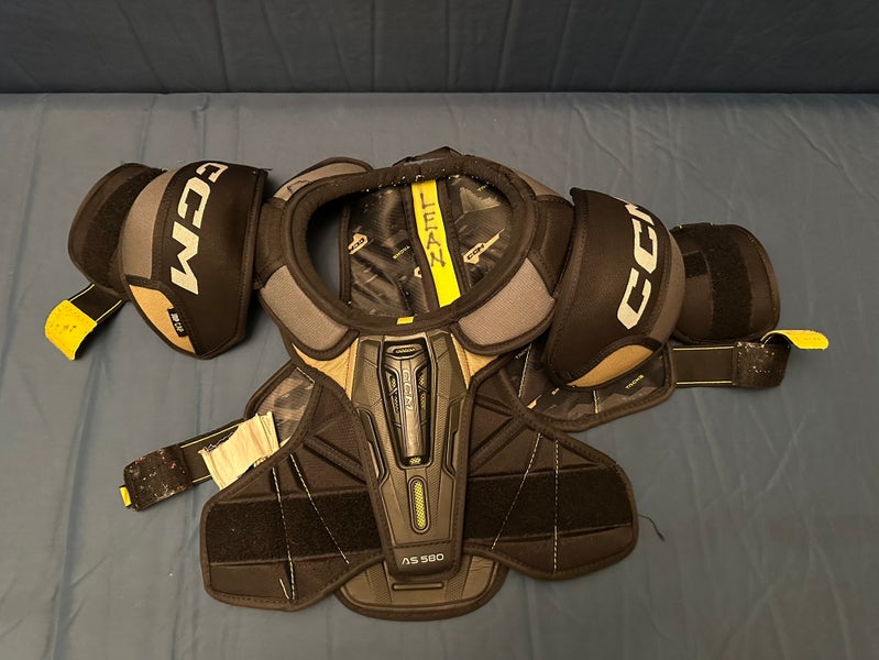 Small Junior CCM TACKS AS 580 Shoulder Pads (Used)