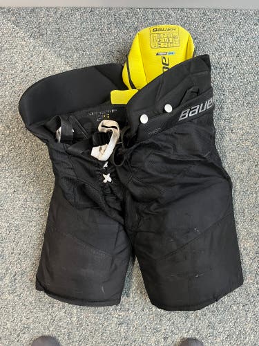 Junior Large Bauer Supreme 2s Pro Hockey Pants (Used)