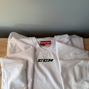 White Medium Adult Unisex CCM Jersey (Used)