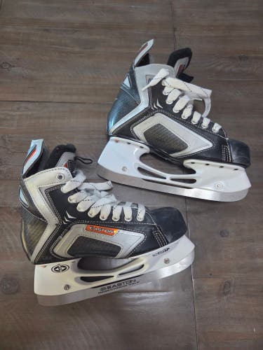 Easton SE6 Hockey Skates Regular Width (Used-Like New))
