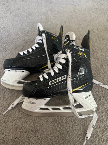 2022 Bauer Supreme M1 Hockey Skates Regular Width Size 1 (Used)