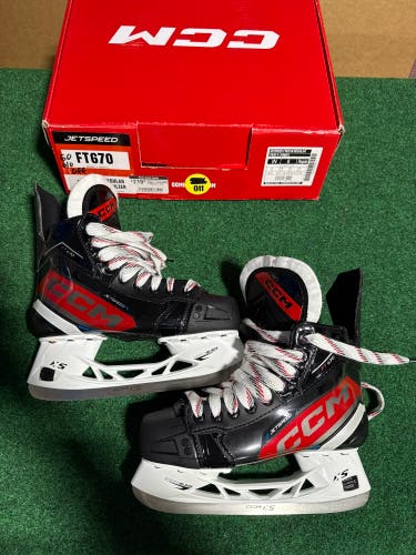 Intermediate CCM JetSpeed FT670 Hockey Skates (Regular) Size 5 (New)