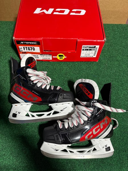 Intermediate CCM JetSpeed FT670 Hockey Skates (Regular) Size 5 (New)