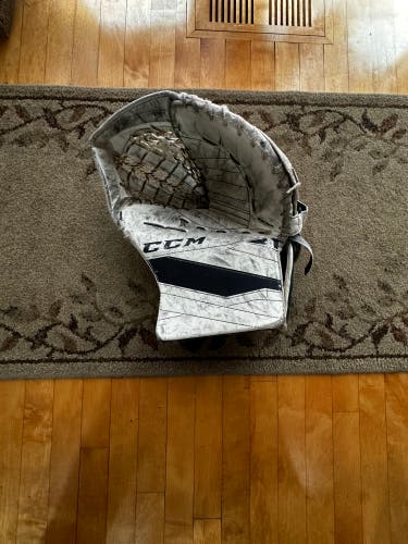 CCM Extreme Flex III E3.5 Regular Glove (Used)