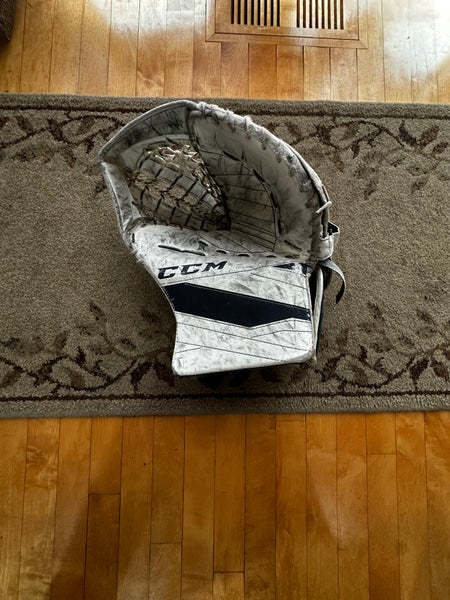 CCM Extreme Flex III E3.5 Regular Glove (Used)