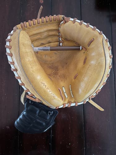 Marucci Acadia RH Catcher's Baseball Glove 32" (Used)