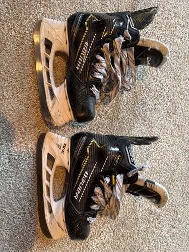 2024 Bauer Supreme M40 Hockey Skates Regular Width Size 1.5 (Used)