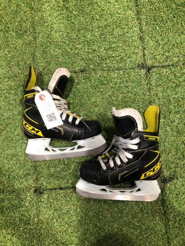 Youth CCM Super Tacks 9350 Hockey Skates Regular Width 10 (Used)