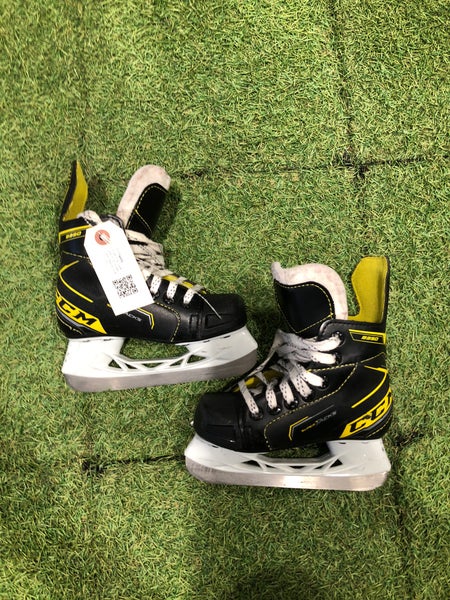 Youth CCM Super Tacks 9350 Hockey Skates Regular Width 10 (Used)