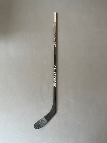 Used 77 Flex P28 Senior Bauer Vapor Hyperlite Right Hand Hockey Stick
