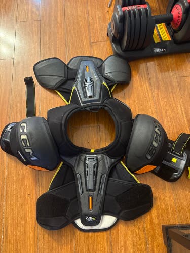 Men's Medium Senior CCM Tacks ASV Shoulder Pads (Used)