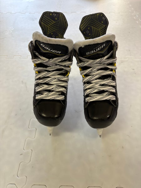 Bauer Supreme M40 Hockey Skates Regular Width 11 (Used)