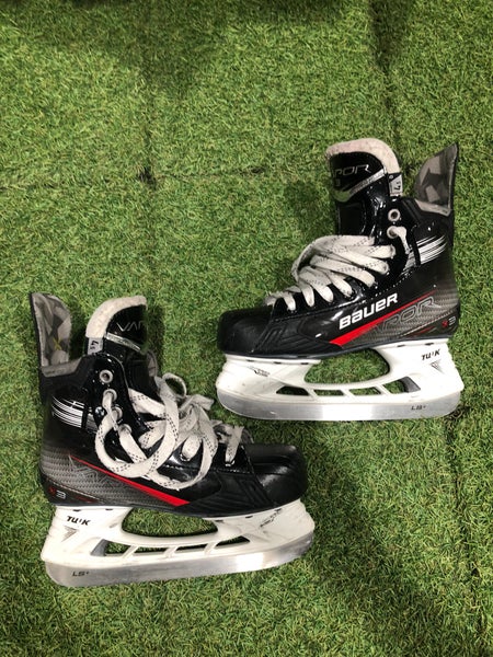 Intermediate Bauer Vapor 3X Hockey Skates Regular Width Size 4.5 (Used)