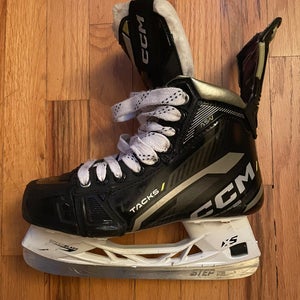 2022 CCM AS-V Hockey Skates Extra Wide Width Size 4.5 (Used)