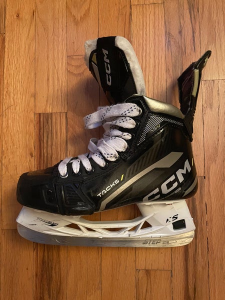 2022 CCM AS-V Hockey Skates Extra Wide Width Size 4.5 (Used)