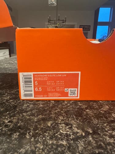 White Women's Size M 5.5 (W 6.5) Nike Low Top Molded Cleats (New)