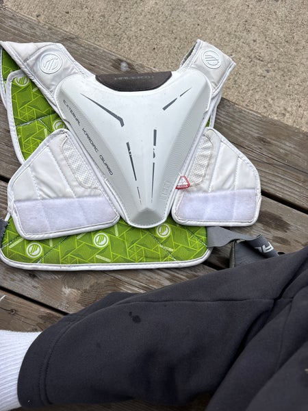 Large Youth Maverik M5 Shoulder Pads (Used)