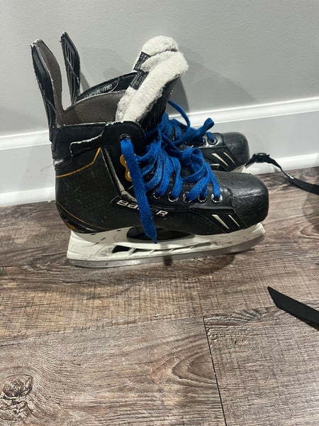 Bauer Supreme Hockey Skates Regular Width Size 2 (Used)