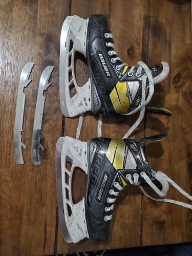 Bauer Supreme 3S Hockey Skates Regular Width - 2 sets bladetech steel Size 2.5 (Used)