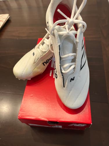 White Unisex Size M 5.5 (W 6.5) Youth New Balance Low Top Molded Cleats (Used)