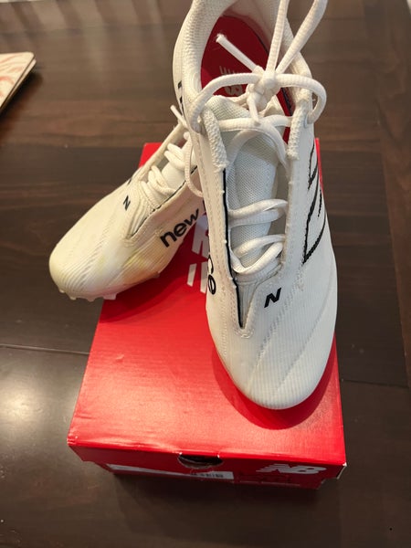 White Unisex Size M 5.5 (W 6.5) Youth New Balance Low Top Molded Cleats (Used)