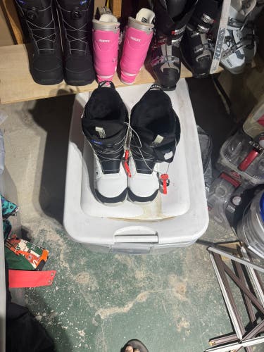 Men's Size M 7.5 (W 8.5) Burton Moto Snowboard Boots Medium Flex All Mountain (Used)