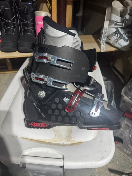 Mondo 30 & up Men's Salomon Wave Ski Boots Soft Flex (Used)