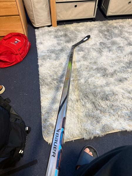 Senior Bauer Vapor Hyperlite 2 Right Handed Hockey Stick P28 77 Flex (Used)