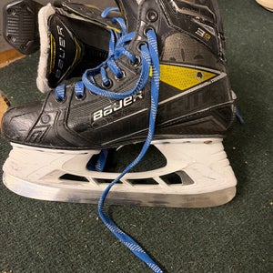 2023 Bauer Supreme 3S Pro Hockey Skates Regular Width 5 (Used)