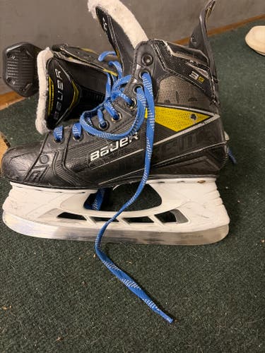 2023 Bauer Supreme 3S Pro Hockey Skates Regular Width 5 (Used)