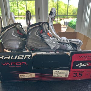 Bauer Vapor APX2 Hockey Skates Junior Regular Width Size 3.5 (New)