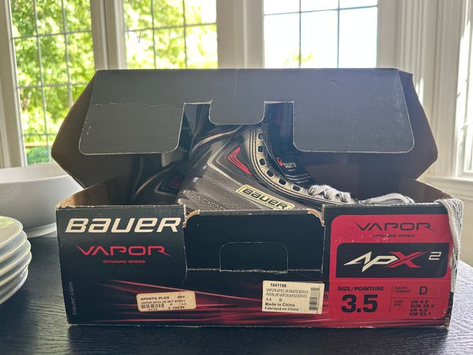 Bauer Vapor APX2 Hockey Skates Junior Regular Width Size 3.5 (New)