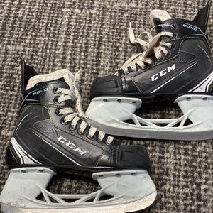 Junior CCM Tacks 9040 Hockey Skates Regular Width Size 2 (Used)