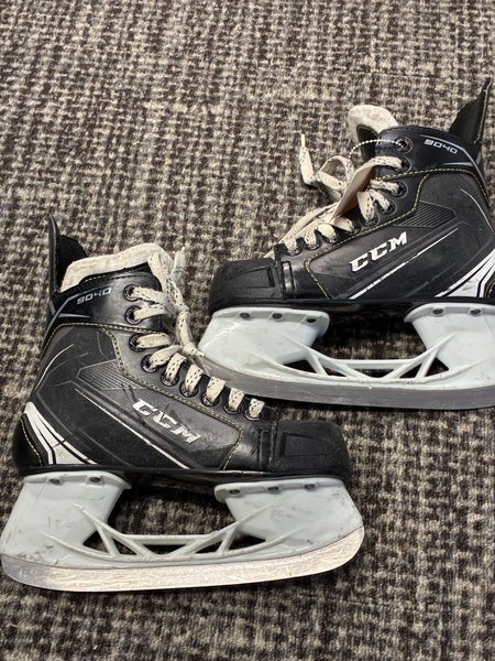 Junior CCM Tacks 9040 Hockey Skates Regular Width Size 2 (Used)