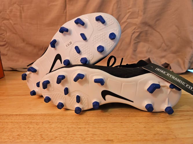 Black Unisex 4.5Y (Big Kids / Youth) Nike Hypervenoms Molded Cleats Cleats (New)