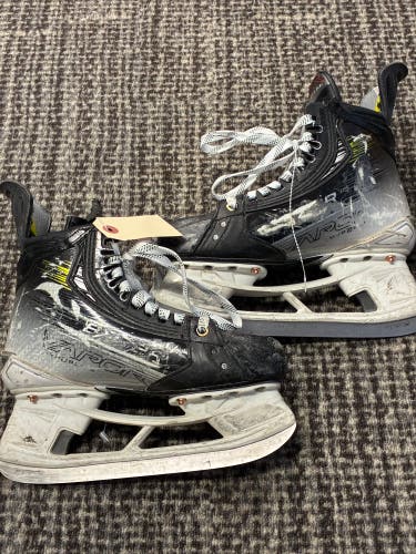 Intermediate Bauer Vapor Hyperlite 2 Hockey Skates Size 5 (Used)