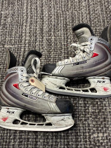 Intermediate Bauer Vapor XXX Hockey Skates Regular Width Size 4 (Used)